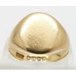 An 18ct gold signet ring, 5.6g, size P