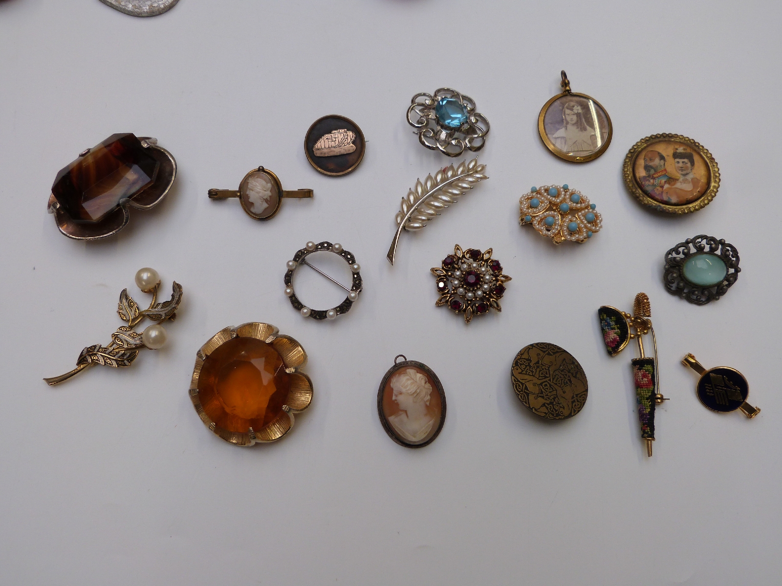 A collection of costume jewellery including mother of pearl necklace, Victorian cameo brooch, silver - Image 4 of 8