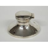 George V hallmarked silver capstan inkwell, Birmingham 1920 maker's mark rubbed, diameter 7cm