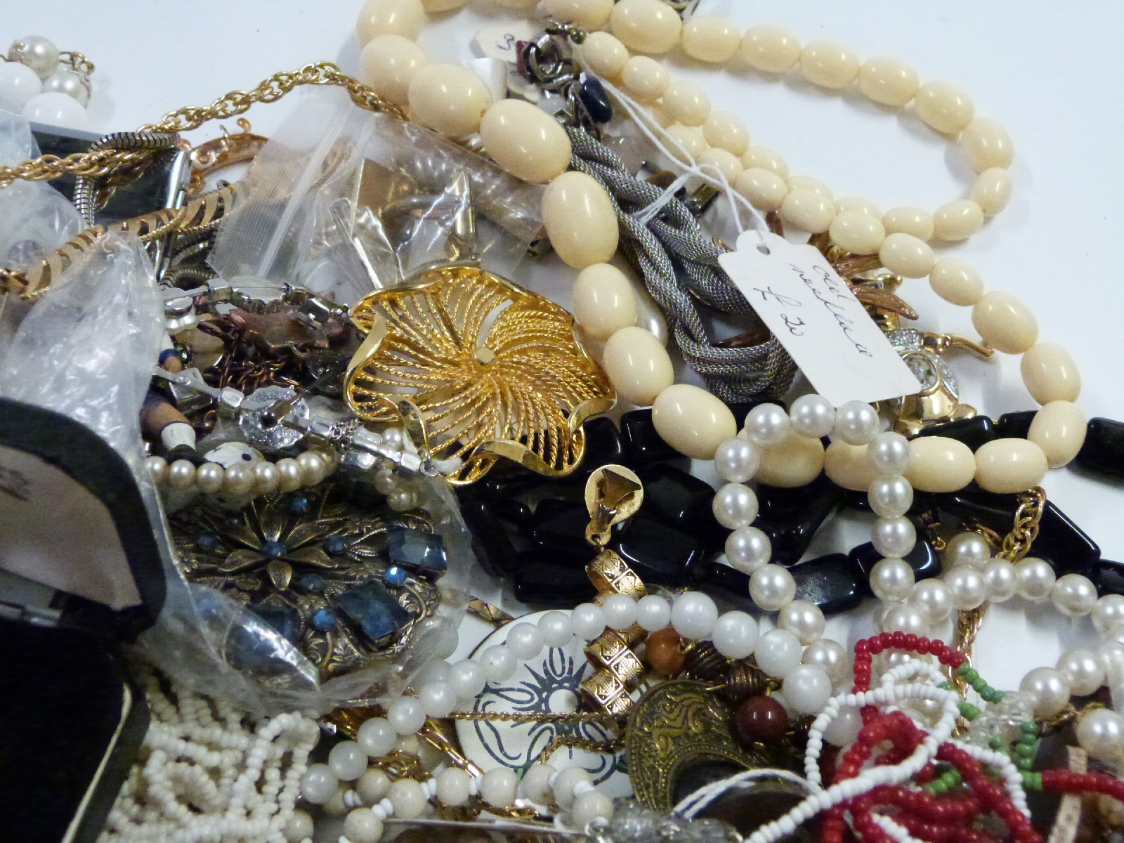 A collection of costume jewellery to include necklaces, earrings, brooches, compacts, Miracle brooch - Image 8 of 8