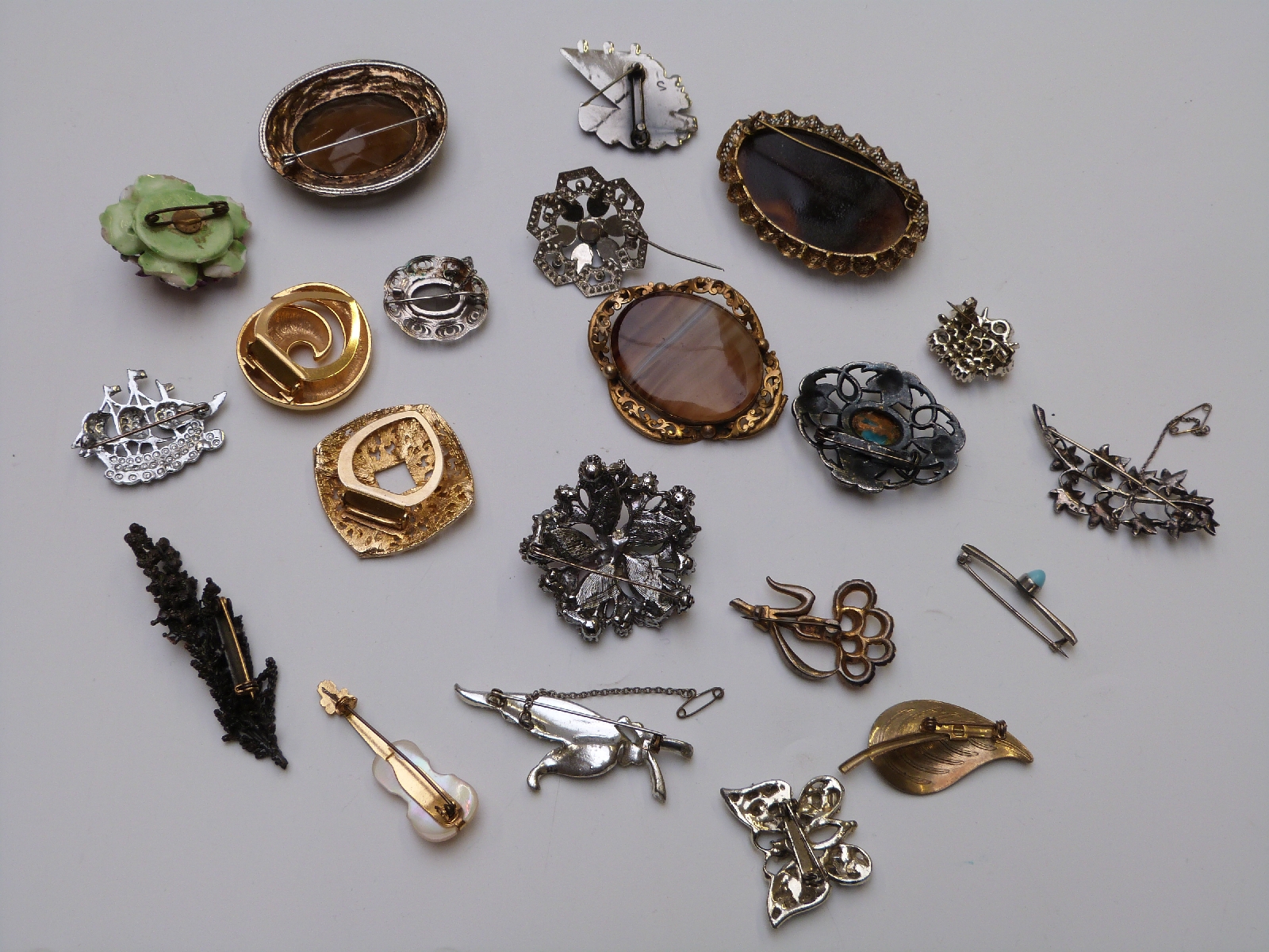 A collection of jewellery including Victorian agate brooch, silver and marcasite brooch, beads, - Image 8 of 14