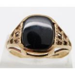 A 9ct gold ring set with onyx, 3.4g, size T