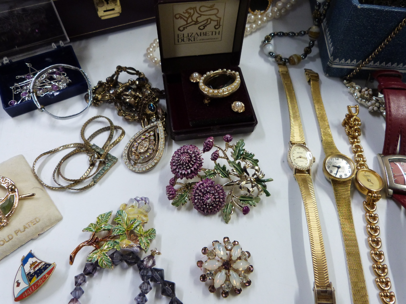 A collection of costume jewellery including large enamel brooches, marcasite, watch, necklaces, - Image 7 of 13
