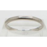 A white metal wedding band, 3g, size R