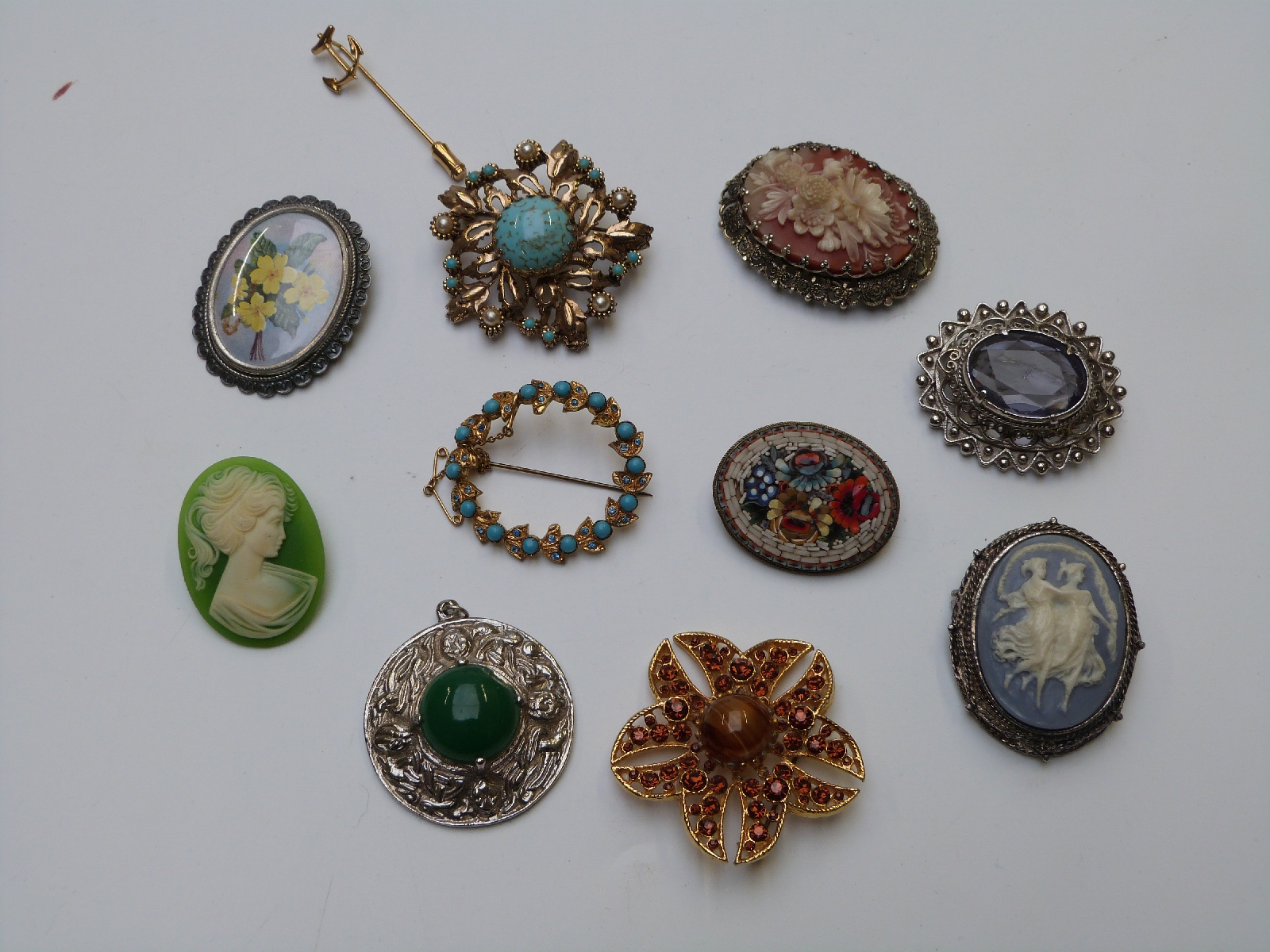 A collection of jewellery including Victorian agate brooch, silver and marcasite brooch, beads, - Image 5 of 14