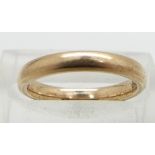A 9ct gold wedding band, 2.2g, size H
