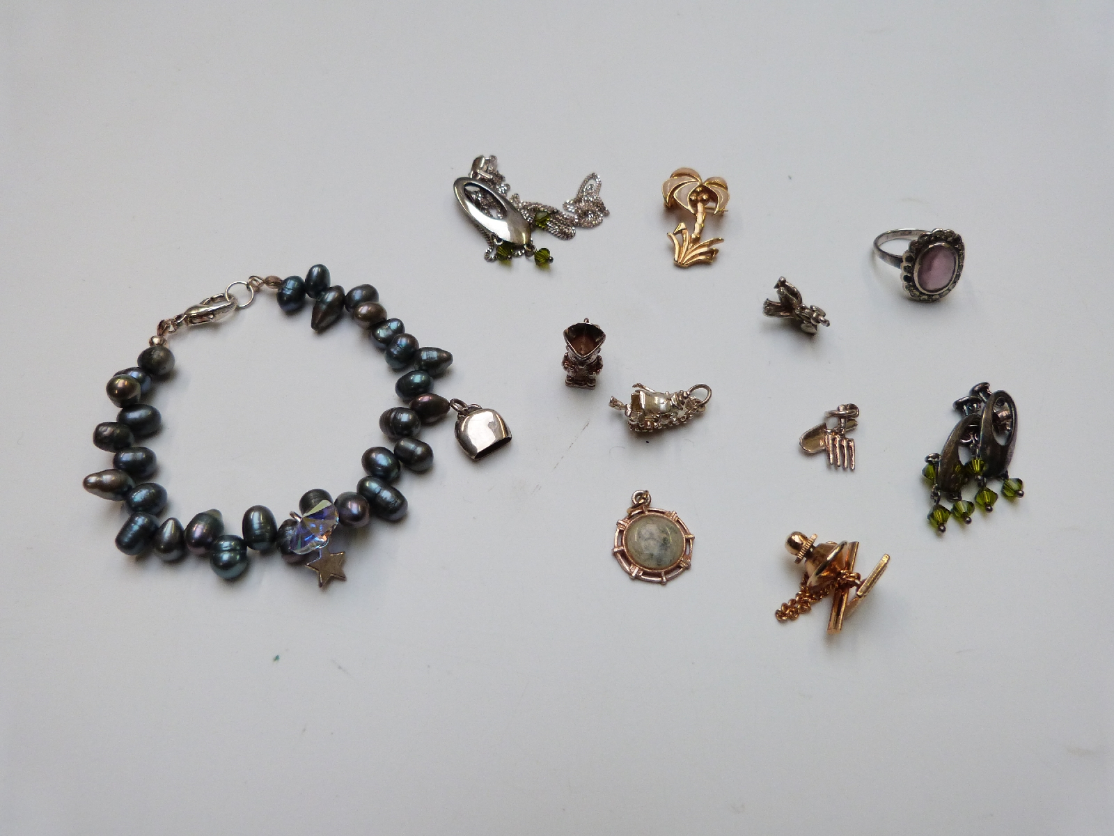 A collection of jewellery including fluorite pendant, pearl bracelet, pearl and amethyst necklace, - Image 6 of 11