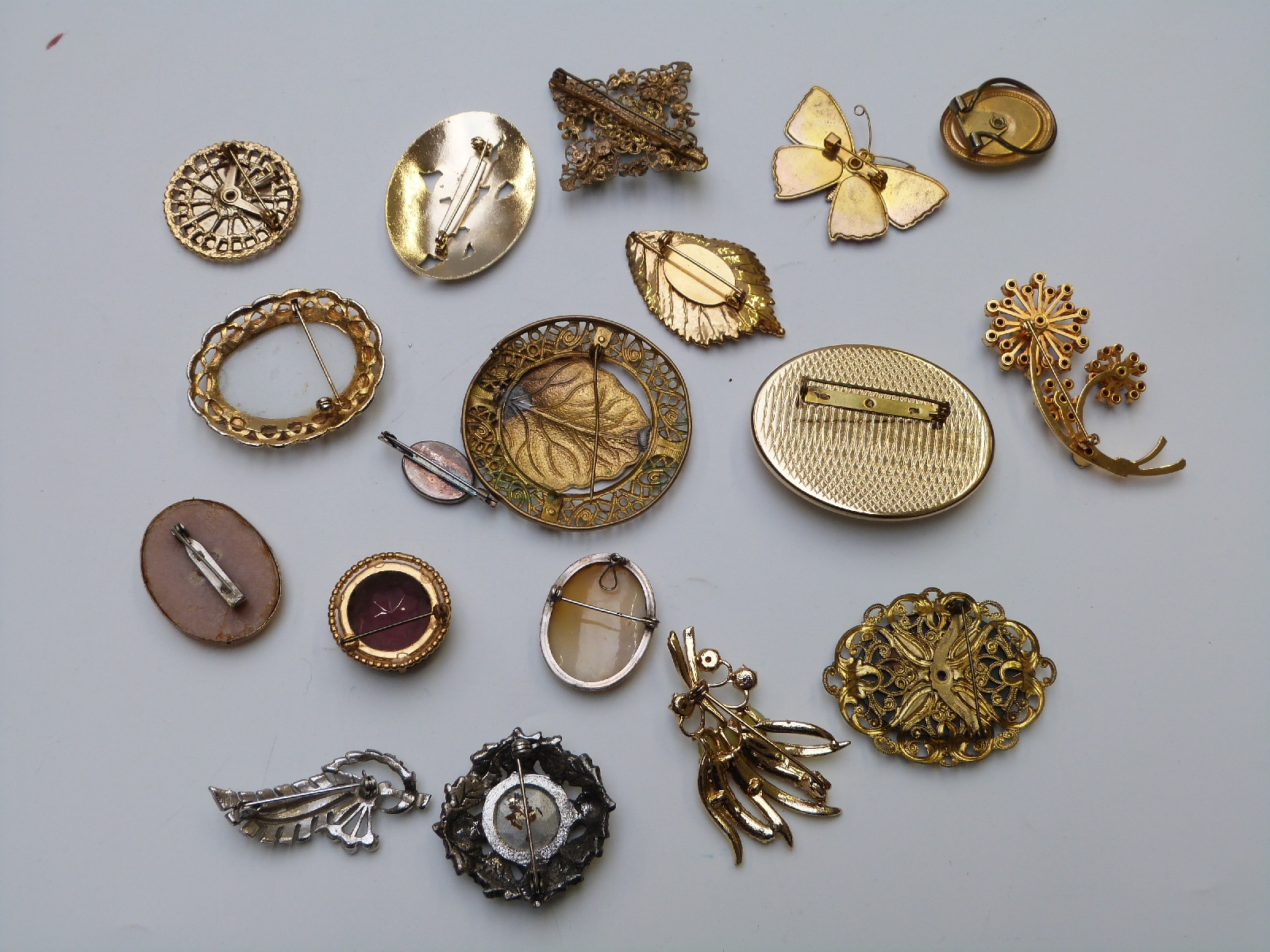 A collection of jewellery including Victorian agate brooch, silver and marcasite brooch, beads, - Image 4 of 14