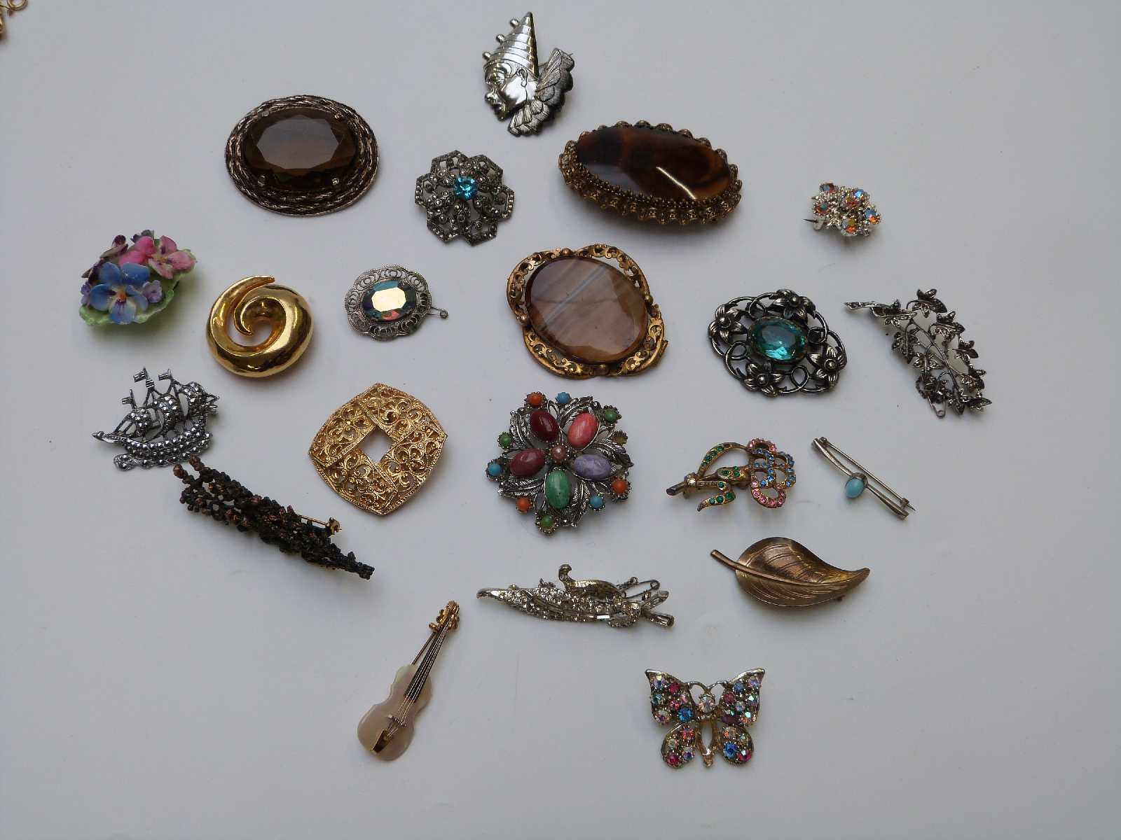 A collection of jewellery including Victorian agate brooch, silver and marcasite brooch, beads, - Image 7 of 14