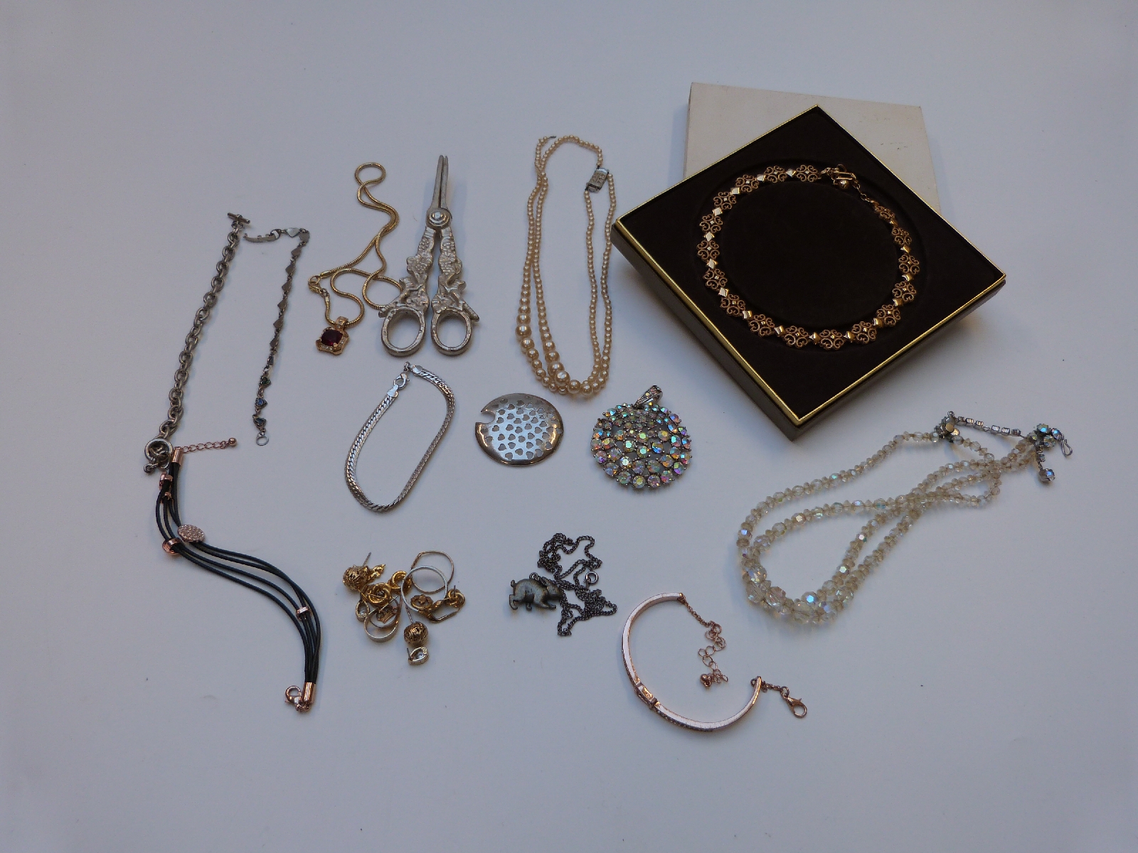 A collection of costume jewellery to include chains, lighter, Avon necklace, 9ct gold necklaces, - Image 4 of 6