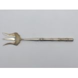 Chinese white metal pickle fork with silver marks for Wing Nan of Hong Kong, length 19.5cm, 36g.