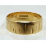 An 18ct gold wedding band with textured design, 4.5g, size M/N