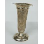 George V Mappin & Webb hallmarked silver trumpet vase, Birmingham 1910, height 18cm