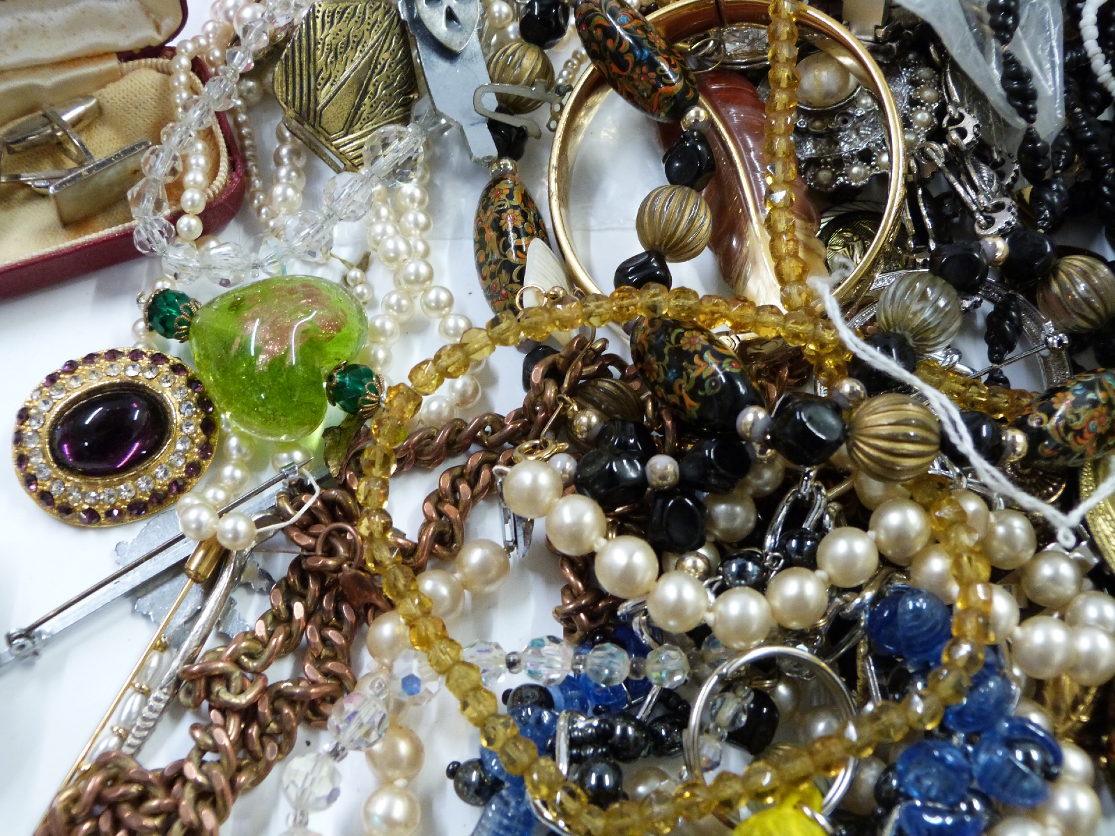 A collection of costume jewellery to include necklaces, earrings, brooches, compacts, Miracle brooch - Image 3 of 8