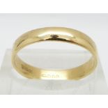 An 18ct gold wedding band, 2.9g, size P