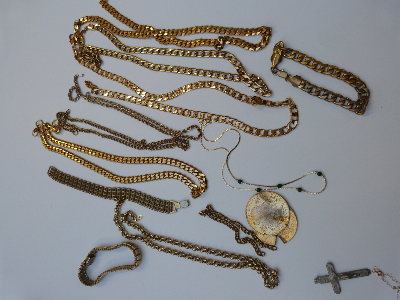 A collection of costume jewellery to include chains, lighter, Avon necklace, 9ct gold necklaces, - Image 2 of 6