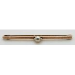 A 9ct brooch set with a pearl, 1.6g, 4.4cm
