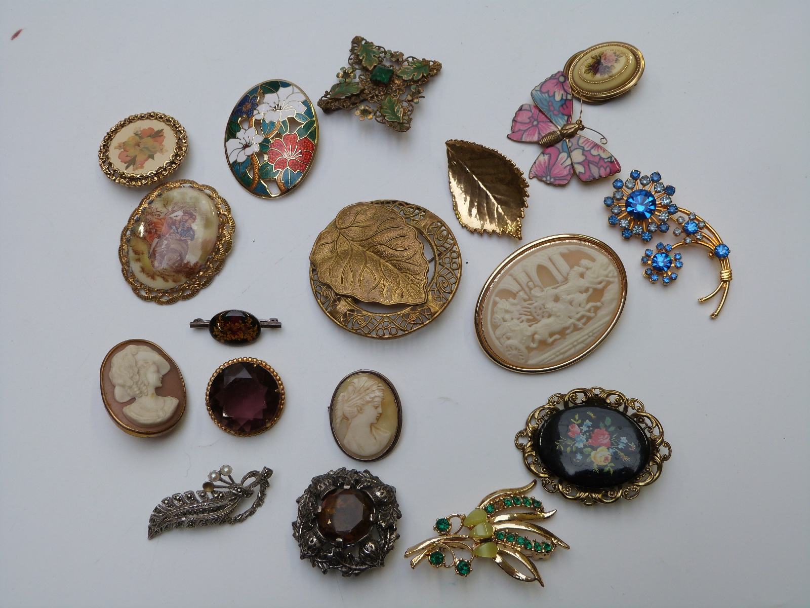 A collection of jewellery including Victorian agate brooch, silver and marcasite brooch, beads, - Image 3 of 14