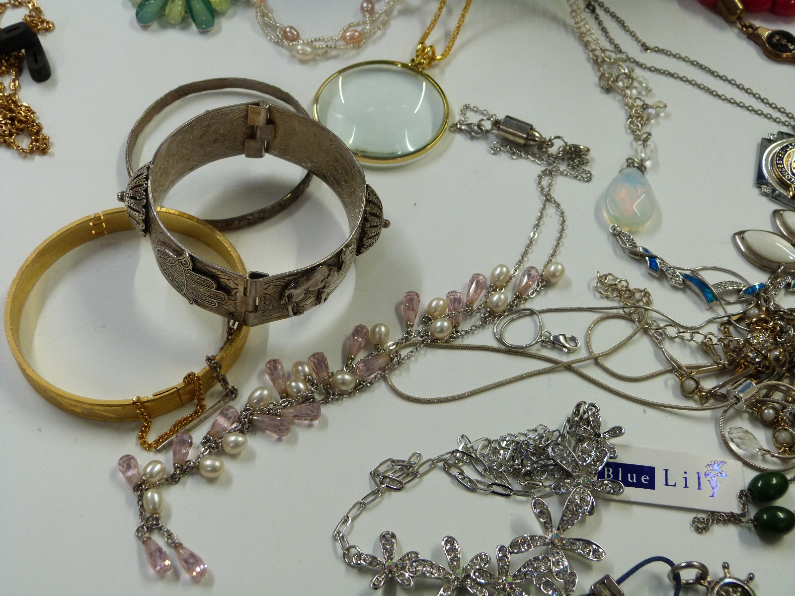 A large collection of costume jewellery including silver rings, beads, silver necklaces, brooches, - Image 4 of 9