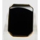 A 14ct gold ring set with an emerald cut onyx plaque, 6g, size K