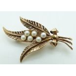 A 9ct gold brooch set with pearls in the form of fern leaves, 4.1g
