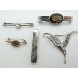 A silver tie clip, Victorian knot brooch, silver crane brooch, a pearl brooch and a smoky quartz