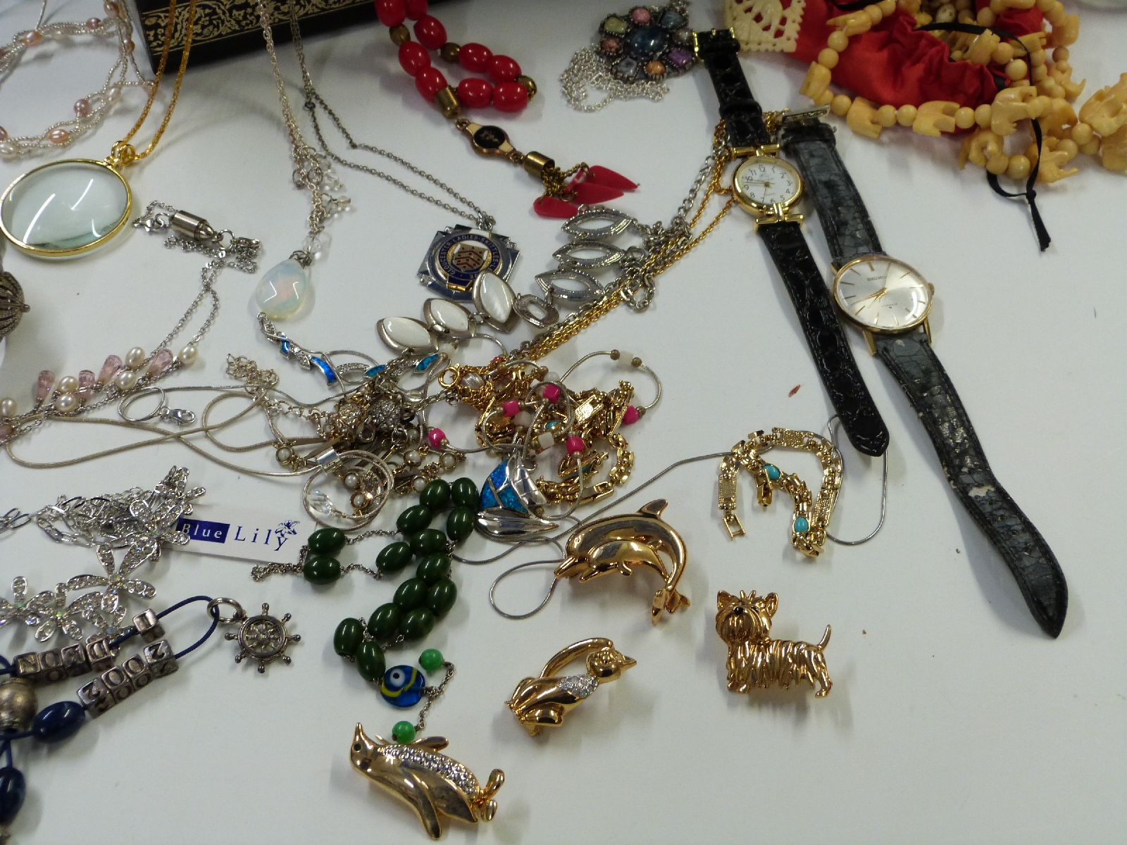 A large collection of costume jewellery including silver rings, beads, silver necklaces, brooches, - Image 5 of 9