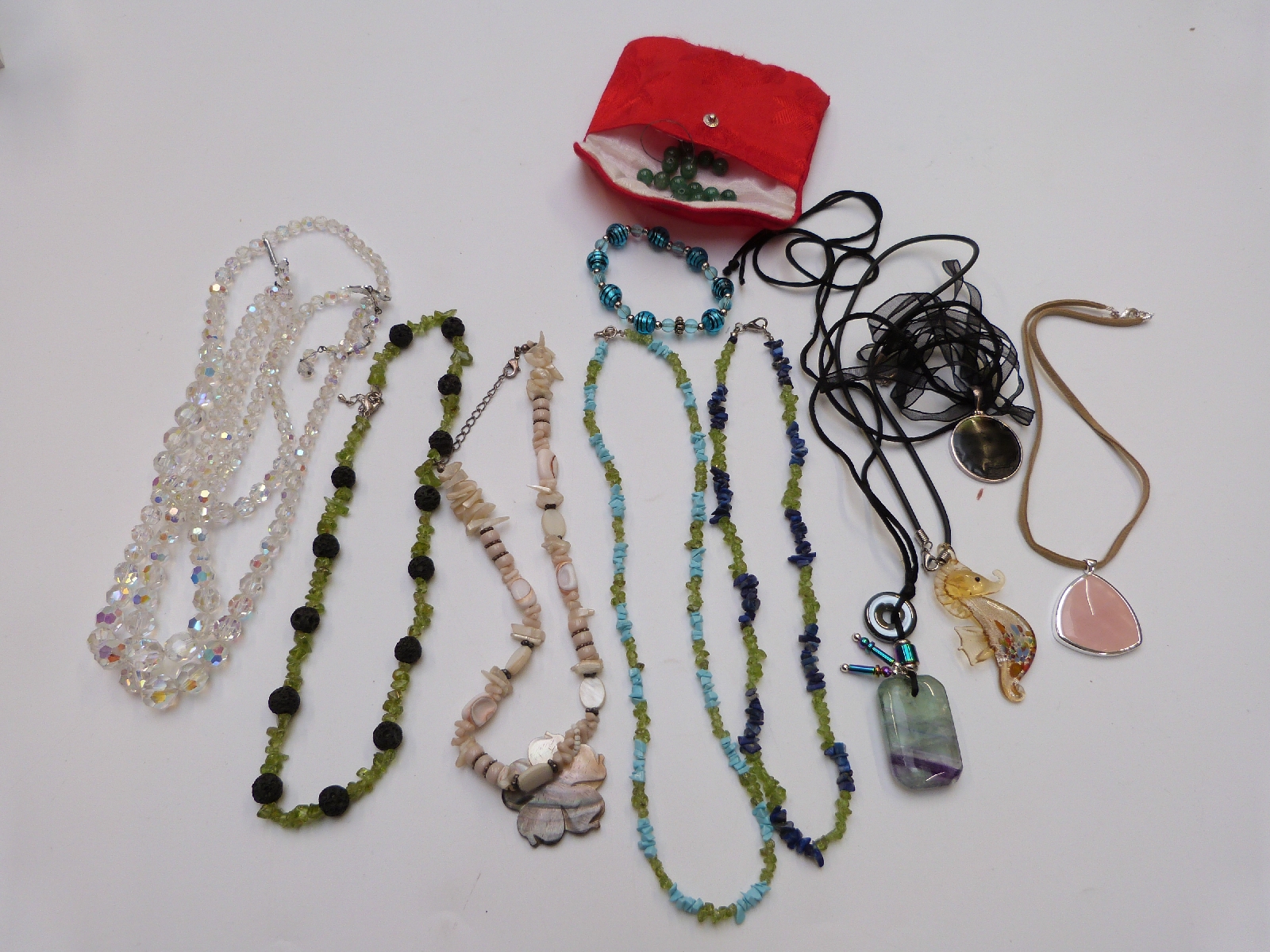 A collection of jewellery including fluorite pendant, pearl bracelet, pearl and amethyst necklace, - Image 9 of 11