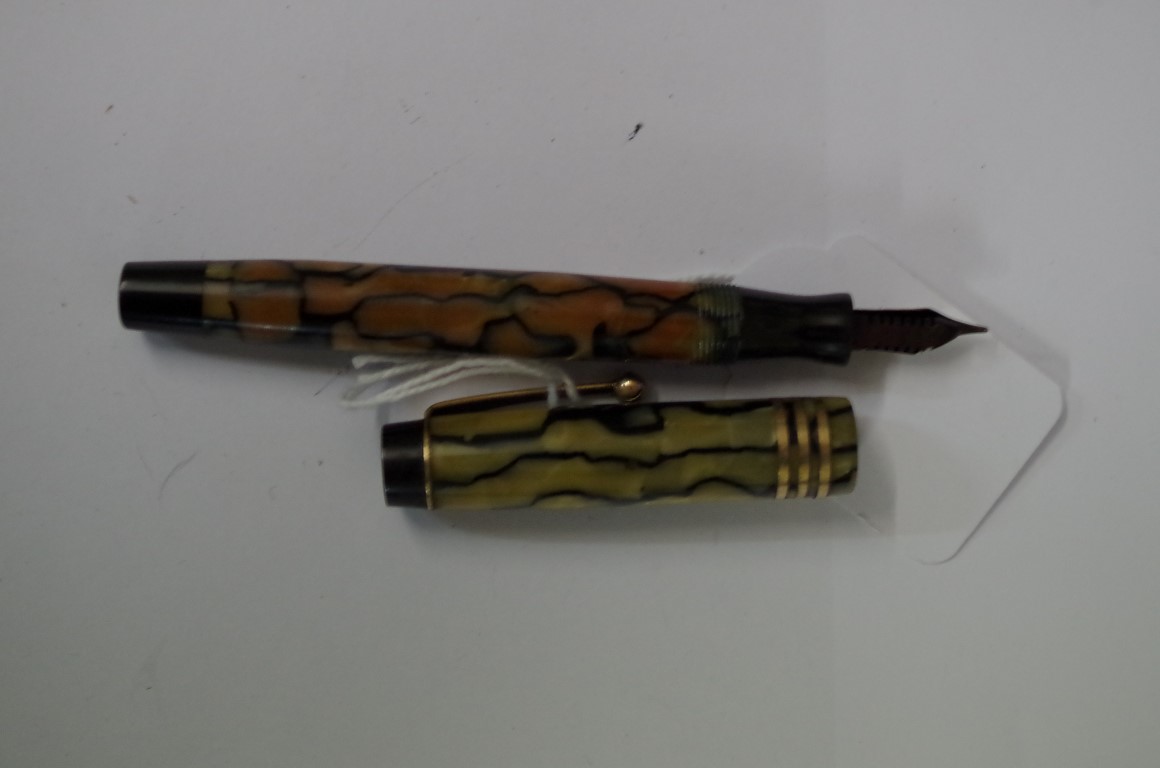 A vintage Geo S Parker 'Duofold', made in Canada, with marble decoration, with 14k nib. - Image 2 of 5