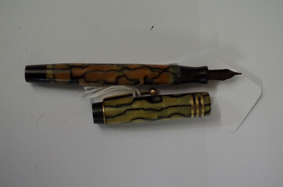 A vintage Geo S Parker 'Duofold', made in Canada, with marble decoration, with 14k nib. - Image 3 of 5