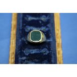 A 9ct gold and bloodstone signet ring, 6.5g total weight. Condition Report: Good.