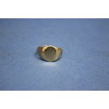 A 9ct gold gentleman's signet ring, 3.7g. Condition Report: Edges rubbed.