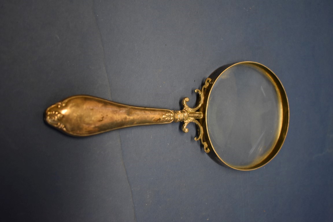 An Edwardian silver handled magnifying glass, maker indistinct, Birmingham 1902. - Image 2 of 3