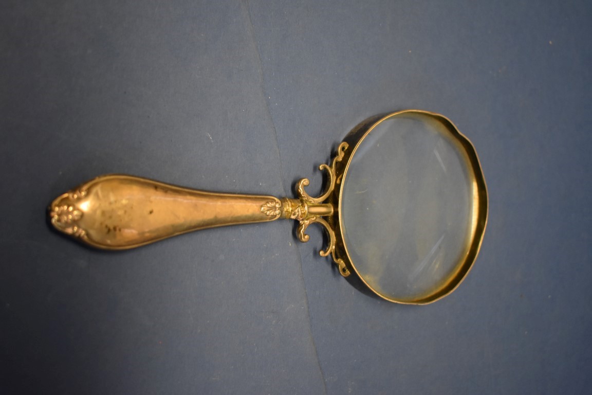 An Edwardian silver handled magnifying glass, maker indistinct, Birmingham 1902.