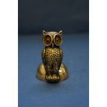 An Edwardian silver novelty owl menu holder, by Britton, Gould & Co, Birmingham 1906, 5.5cm, 26.5g.