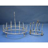 Two silver toast racks, one London 1905, 151g.