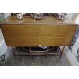 A walnut Sutherland table, 95.5cm wide.