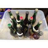 Twelve various bottles of cider and pear drinks. (12)