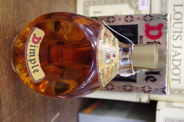 A 26 2/3 fl.oz. bottle of Haig's Dimple whisky, 1960s bottling, in card box. - Image 3 of 4