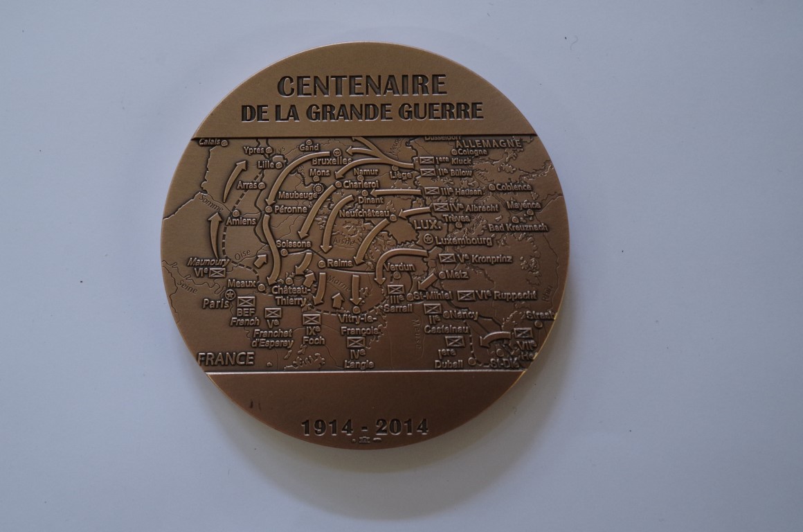 A limited edition World War I commemorative bronze medal, no 0324/1914, 81mm diameter, 13oz. - Image 2 of 2