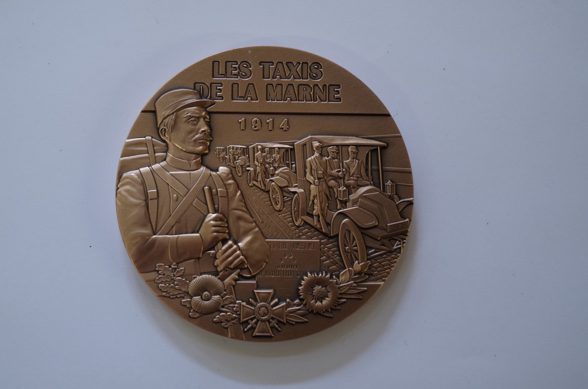 A limited edition World War I commemorative bronze medal, no 0324/1914, 81mm diameter, 13oz.