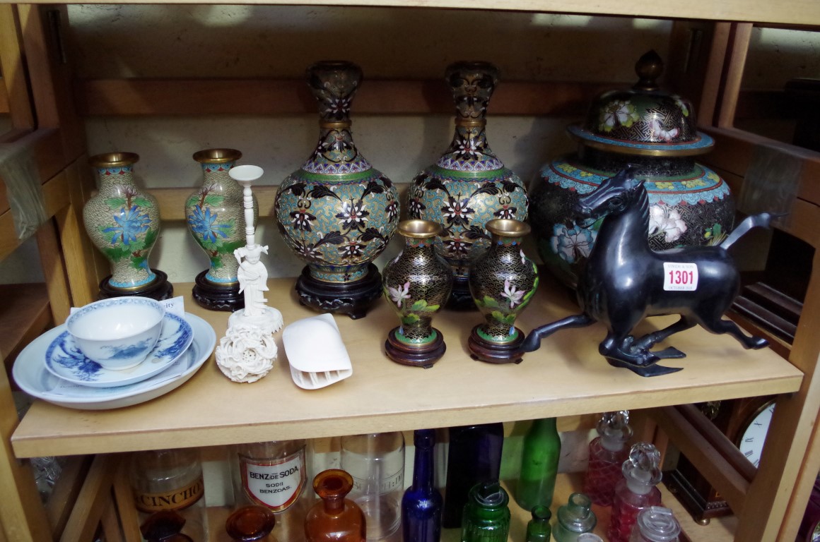 A mixed group of Oriental items, to include a Nanking Cargo tea bowl and saucer, (chips to foot