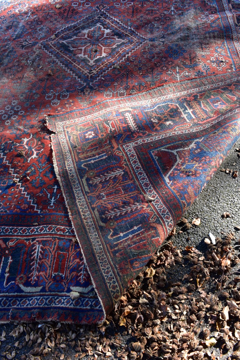 A large Persian rug, having central diamond medallion with allover floral central field, with - Image 5 of 5