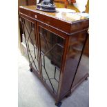 An Edwardian mahogany and satinwood crossbanded bookcase, 89cm wide.