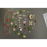 A selection of gold and other jewellery, to include; a 9ct gold and jade pendant; a pearl stick pin;