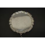 A silver salver, by John Taylor & Co, Birmingham 1981, 21cm, 341g.