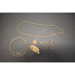 A small parcel of 9ct gold jewellery, to include bangles; rings; and necklaces etc, 15.6g