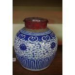 An 18th century blue and white ginger jar, with associated cover, 23cm high.