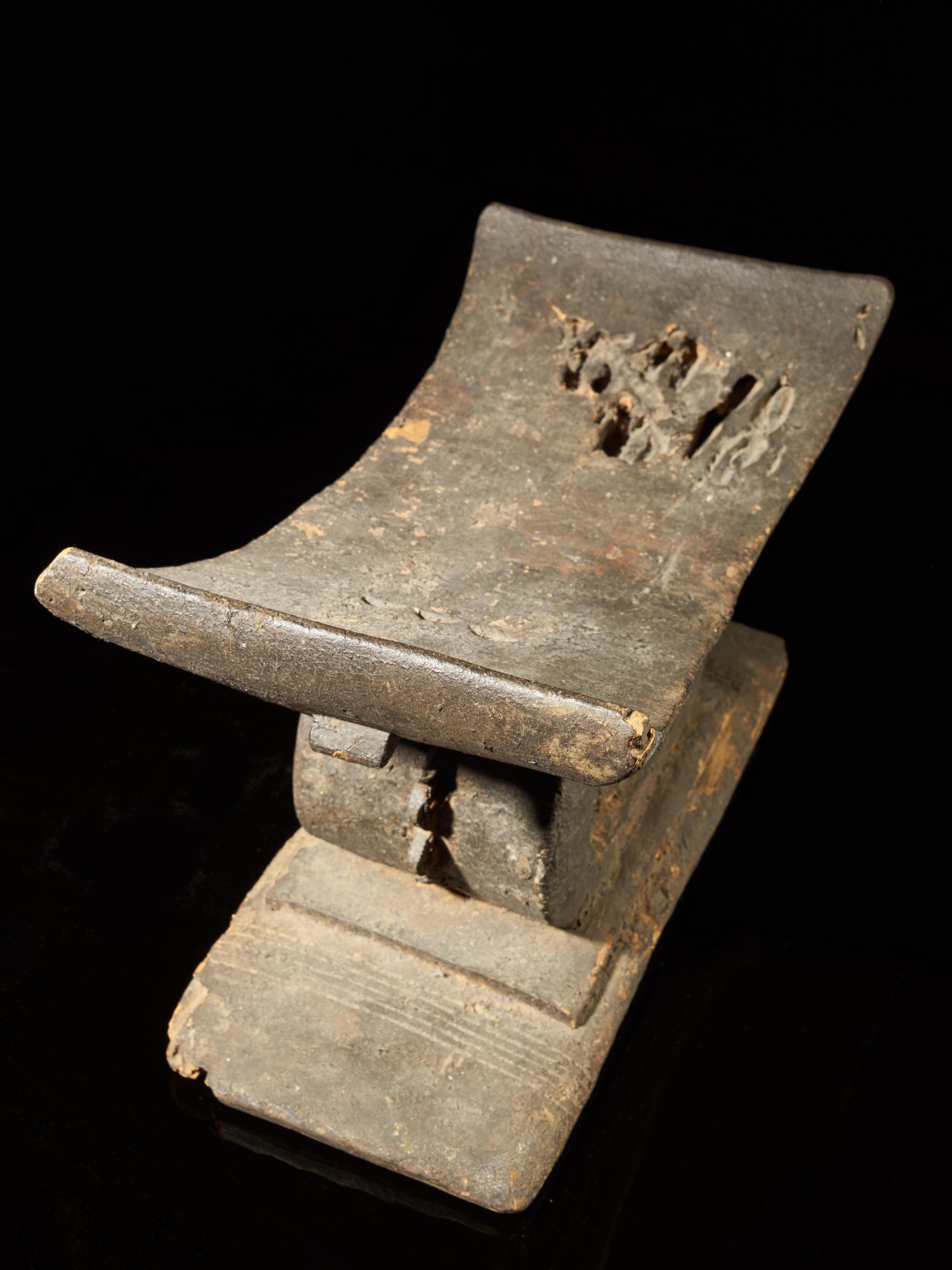 Tribal: Ashanti altar stool with libation patina Ashanti people, Ghana 24cm - Image 4 of 4