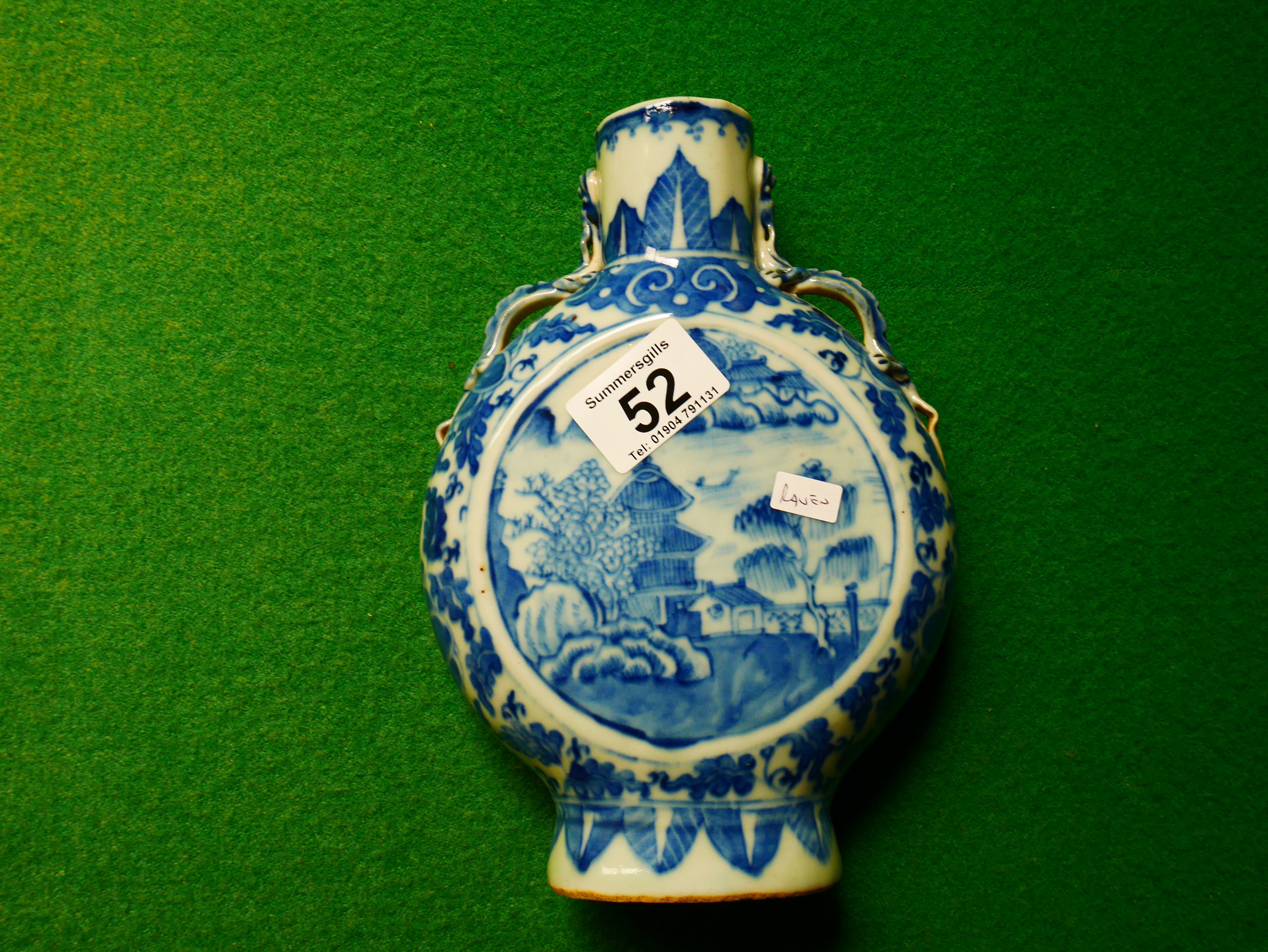 Chinese blue and white vase 22cm